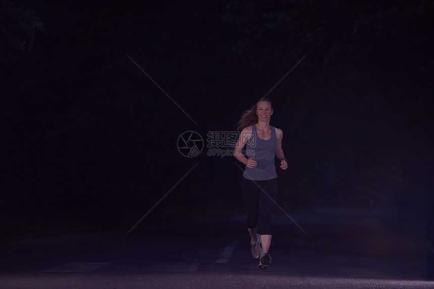 女人夜间慢跑,清晨跑步训练图片