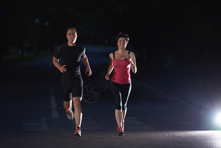 城市运动,健康夫妇清晨城市慢跑图片