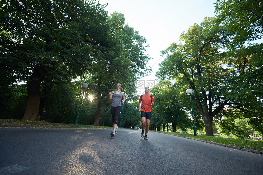 城市运动健康夫妇慢跑图片