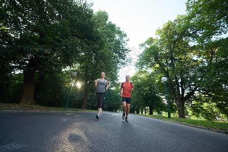城市运动健康夫妇慢跑图片