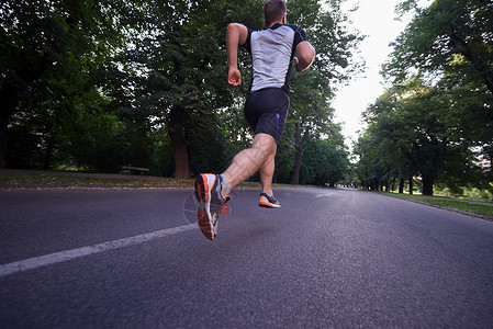 健康的运动员男子早上城市的空罗特慢跑图片