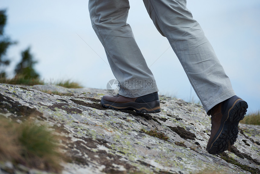 徒步旅行的人穿着登山靴高山上的小径上图片