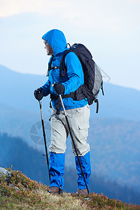 利的人带着背包徒步旅行山林高清图片