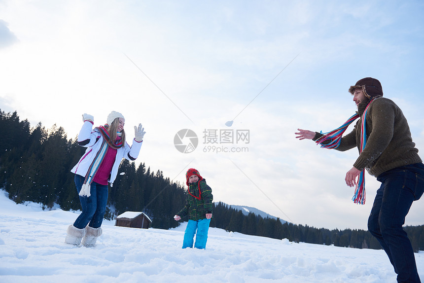 快乐的轻家庭清新的雪中玩耍,美丽的阳光明媚的冬日户外图片