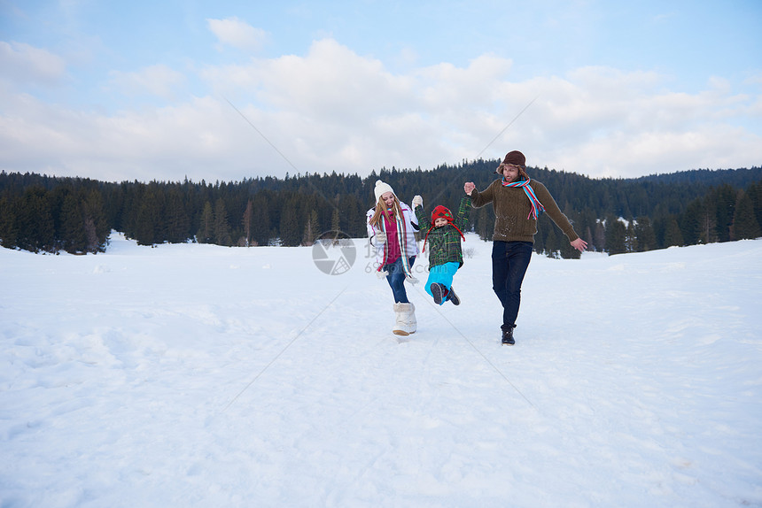 快乐的轻家庭清新的雪中玩耍,美丽的阳光明媚的冬日户外图片