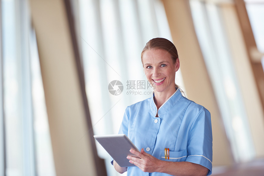 医院用平板电脑的女医生肖像图片