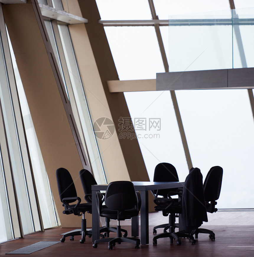 会议室配白色现代桌子带璃墙的橙色椅子图片