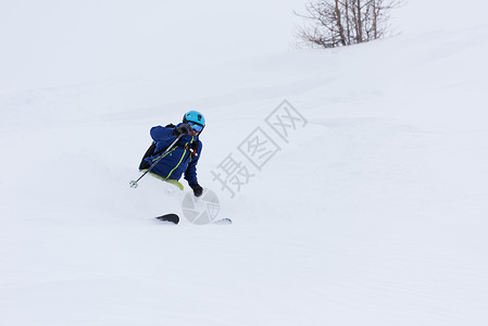 极限自由滑雪滑雪者滑雪新鲜粉末雪森林下坡冬季季节图片