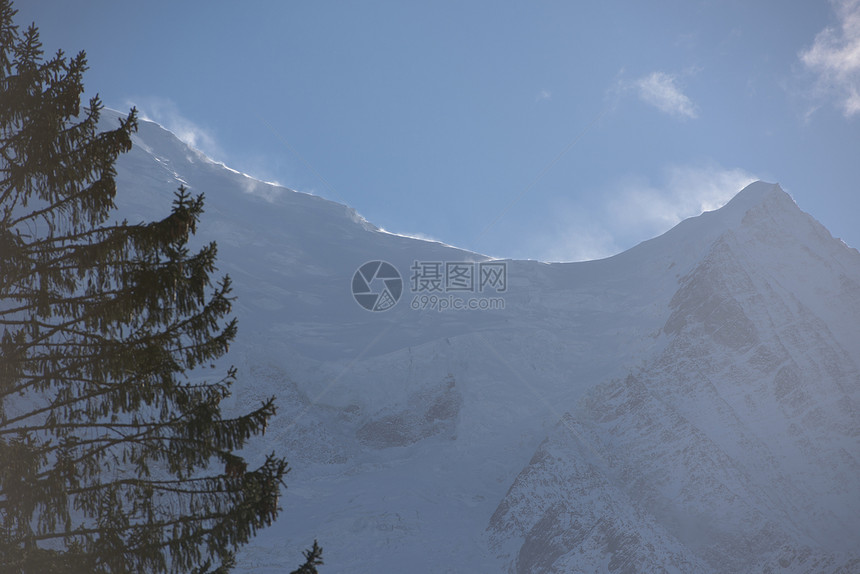 法国阿尔卑斯山的山峰覆盖着新鲜的雪冬季景观自然景观美丽阳光明媚的冬季图片