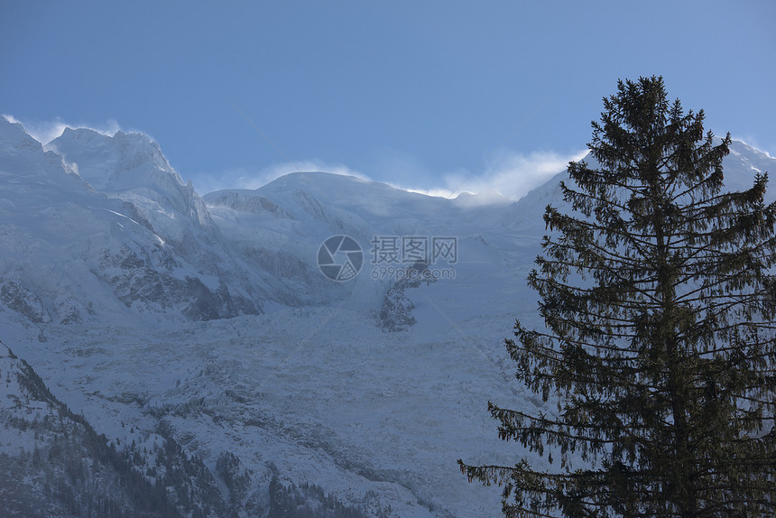 法国阿尔卑斯山的山峰覆盖着新鲜的雪冬季景观自然景观美丽阳光明媚的冬季图片