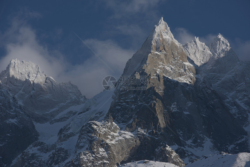 法国阿尔卑斯山的山峰覆盖着新鲜的雪冬季景观自然景观美丽阳光明媚的冬季图片