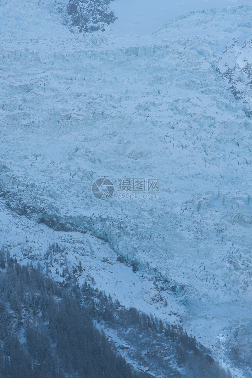 法国阿尔卑斯山的山峰覆盖着新鲜的雪冬季景观自然景观美丽阳光明媚的冬季图片