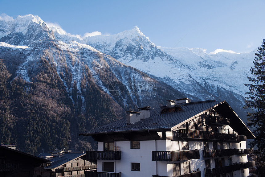 法国阿尔卑斯山的山峰覆盖着新鲜的雪冬季景观自然景观美丽阳光明媚的冬季图片