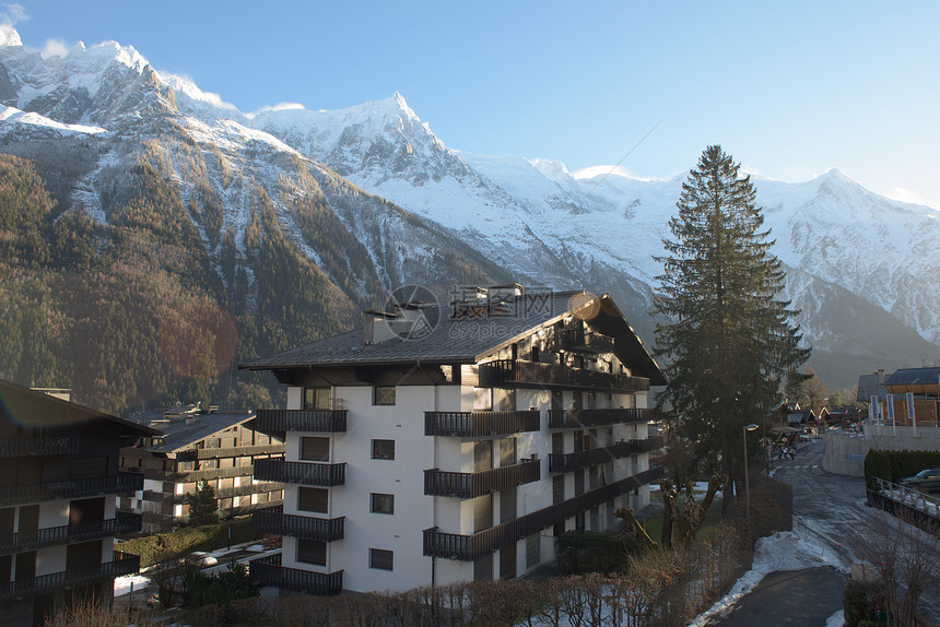 法国阿尔卑斯山的山峰覆盖着新鲜的雪冬季景观自然景观美丽阳光明媚的冬季图片