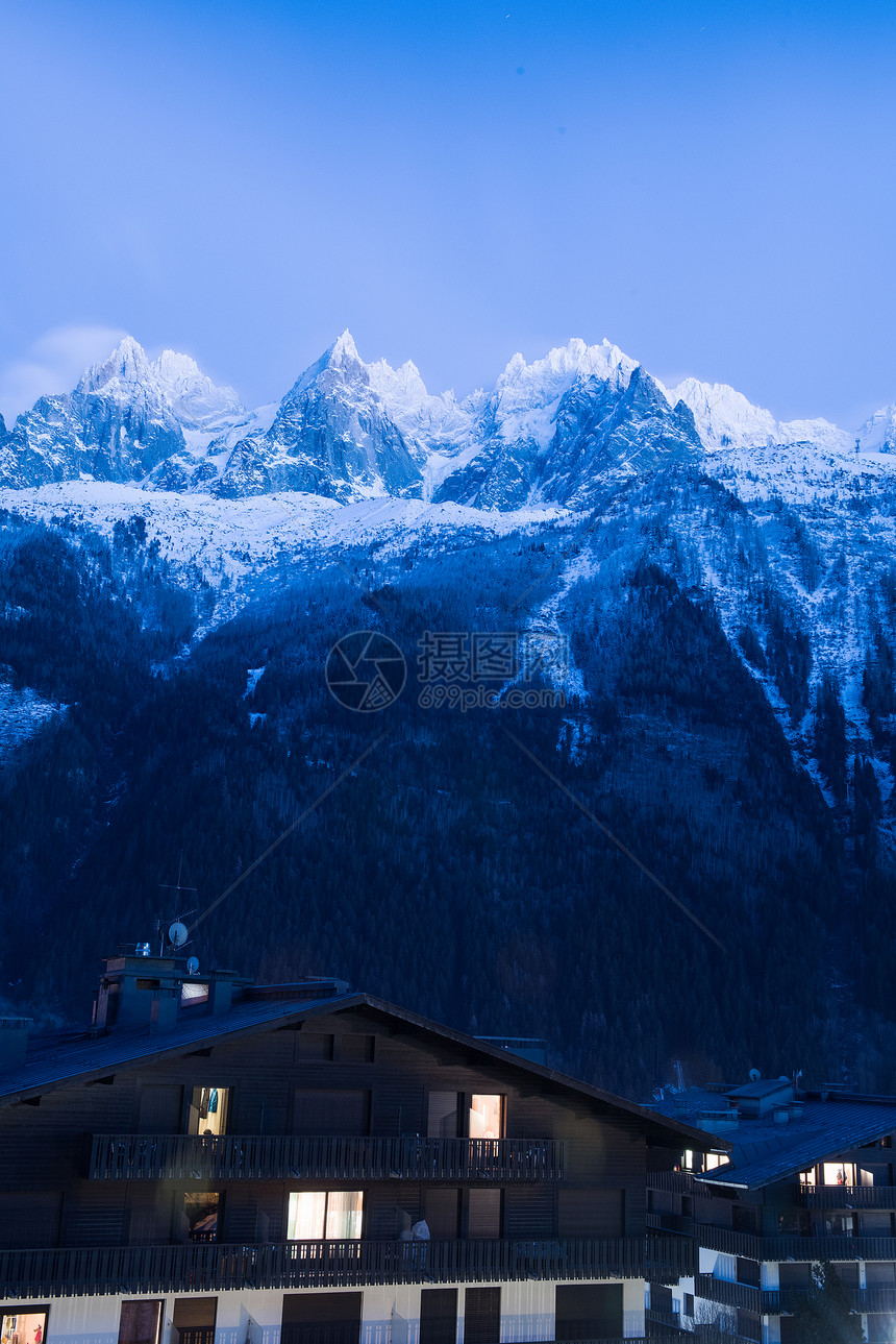 法国阿尔卑斯山的山峰覆盖着新鲜的雪夜间冬季景观自然景观图片