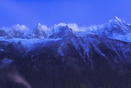 法国阿尔卑斯山的山峰覆盖着新鲜的雪夜间冬季景观自然景观图片