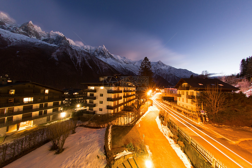 法国阿尔卑斯山的山峰覆盖着新鲜的雪夜间冬季景观自然景观图片