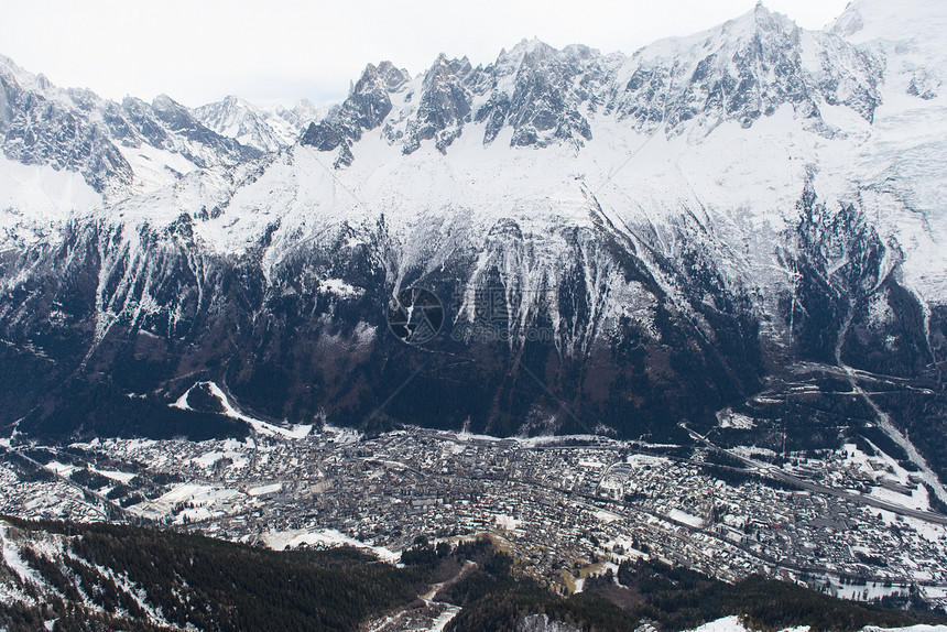 法国阿尔卑斯山的山峰覆盖着新鲜的雪冬季景观自然景观美丽阳光明媚的冬季图片