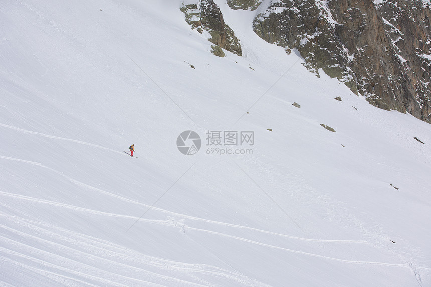 极限自由滑雪滑雪者滑雪新鲜的粉末雪下坡冬季山脉图片