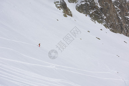 极限自由滑雪滑雪者滑雪新鲜的粉末雪下坡冬季山脉图片