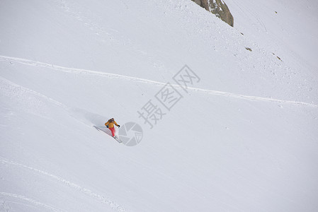 极限自由滑雪滑雪者滑雪新鲜的粉末雪下坡冬季山脉图片