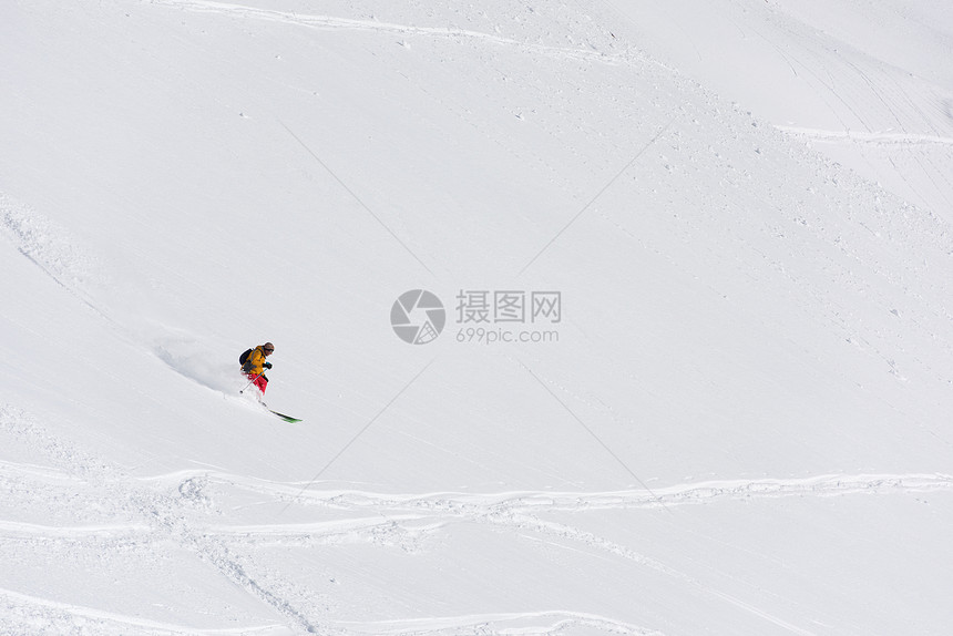 极限自由滑雪滑雪者滑雪新鲜的粉末雪下坡冬季山脉图片