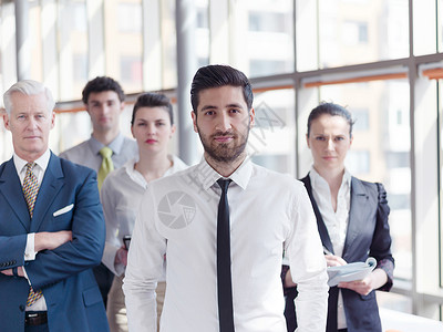 现代明亮办公室的商人群体的肖像,留着胡子的轻阿拉伯男子站前领导图片