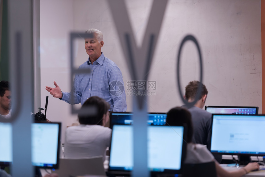 计算机实验室教室里英俊成熟的老师学生图片