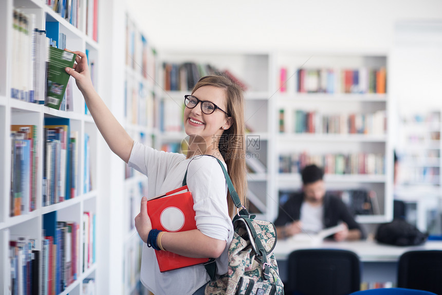 聪明的家庭学生女孩拼贴学校图书馆选择书阅读图片