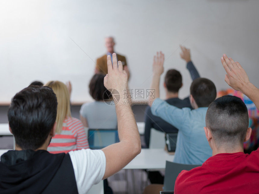 高级教师教学课,聪明的学生小课堂上举手图片