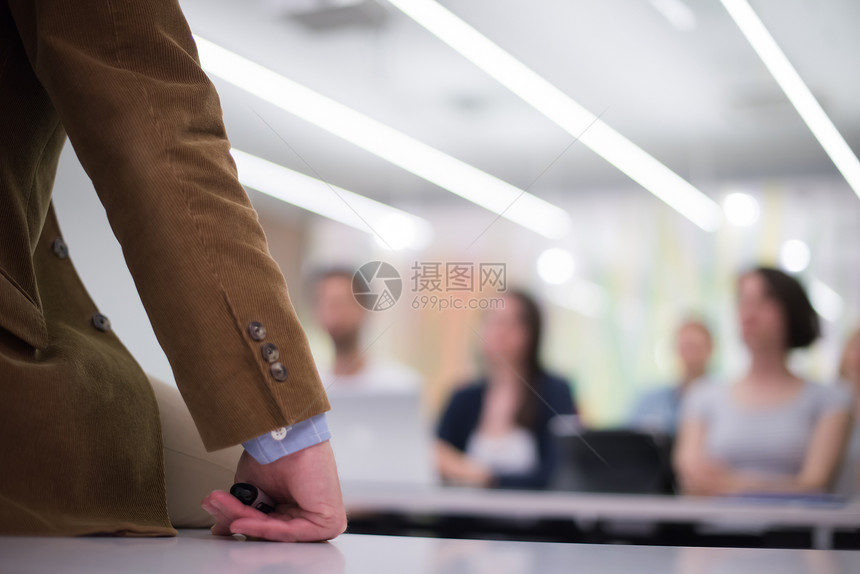 学校课堂上给学生讲授课程时,用记号笔教师的手图片