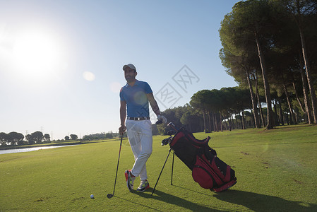 英俊的中东高尔夫球员肖像美丽的日落后台图片