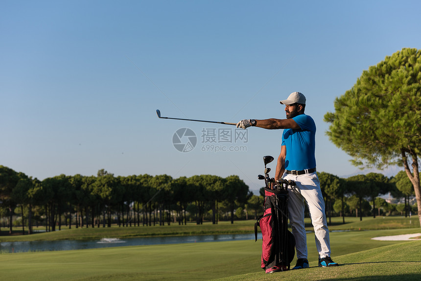 阳光明媚的天,英俊的中东高尔夫球员球场上的肖像图片