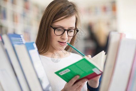 拼贴学校图书馆,选择书书架上阅读的聪明的家庭学生女孩的肖像背景图片