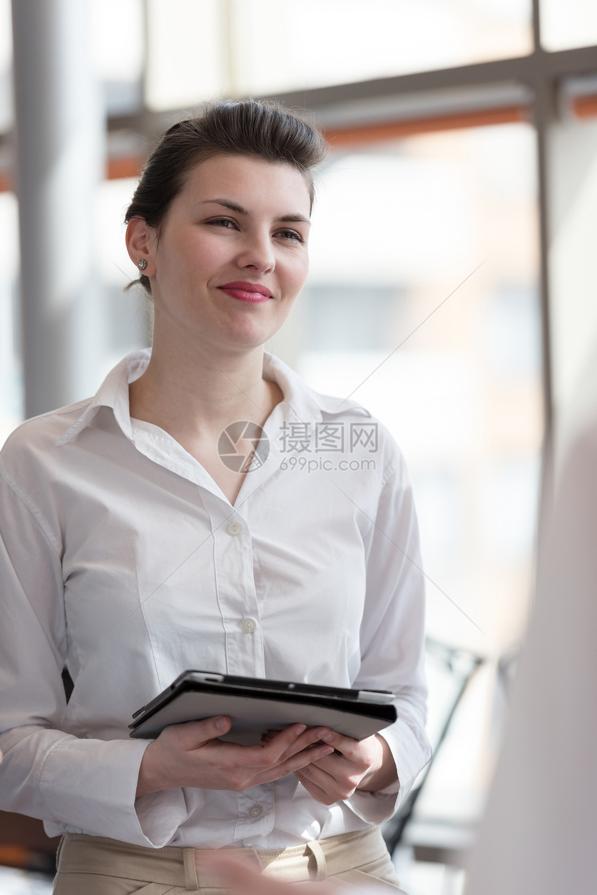 现代办公室内部平板电脑的轻商务女肖像图片