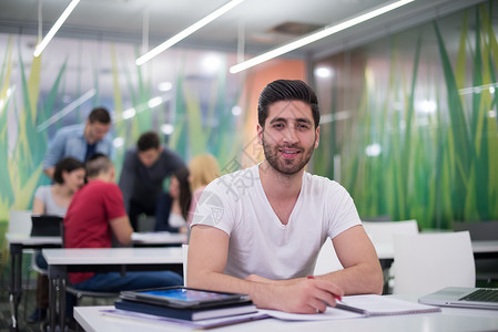 土耳其人打男学生课堂作业学笔记本电脑,学生分背景背景