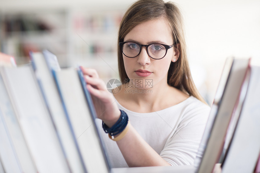 拼贴学校图书馆,选择书书架上阅读的聪明的家庭学生女孩的肖像图片