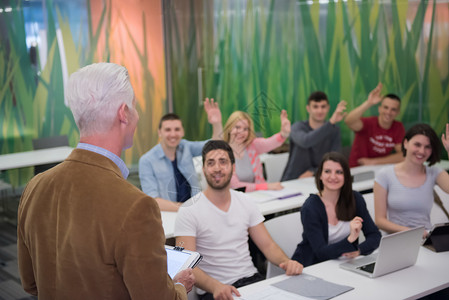 教师授课,聪明的学生小学校教室举手背景