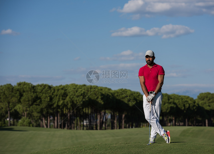 英俊的中东高尔夫球员肖像阳光明媚的日子里穿着红色衬衫图片