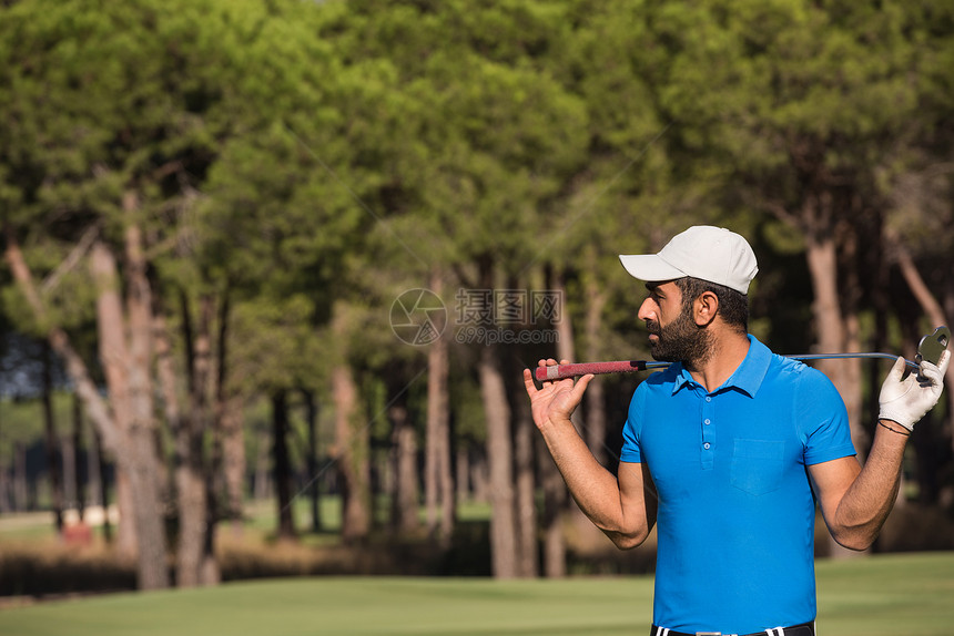 阳光明媚的天,英俊的中东高尔夫球员球场上的肖像图片