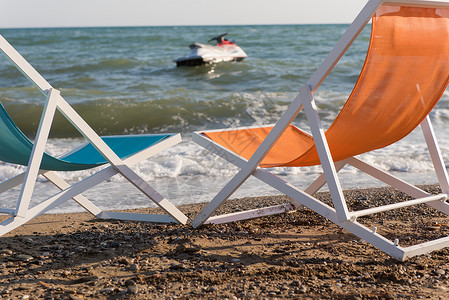 美丽的夏日,五颜六色的沙滩椅子图片