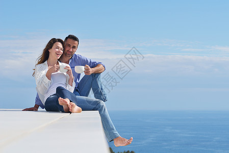 快乐的轻浪漫夫妇现代家庭的室内室外享受快乐的放松微笑图片