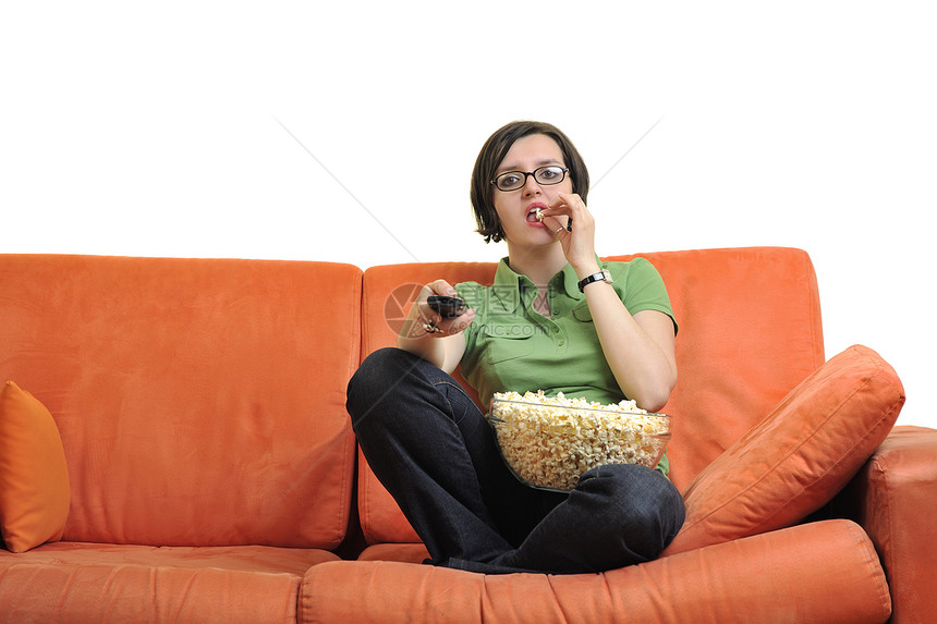 轻的女人吃爆米花,看电影,家庭客厅吃爆米花看电影吃爆米花图片