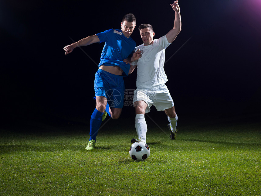 足球队球员比赛决斗孤立黑色背景上图片