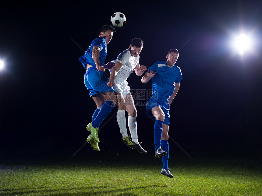 足球队球员比赛决斗孤立黑色背景上图片
