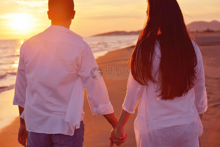快乐的轻浪漫情侣美丽的夏日美丽的海滩上玩得开心图片