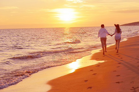 快乐的年轻浪漫情侣在夏日海滩上图片