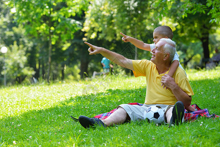 快乐的祖父孩子公园玩得开心图片