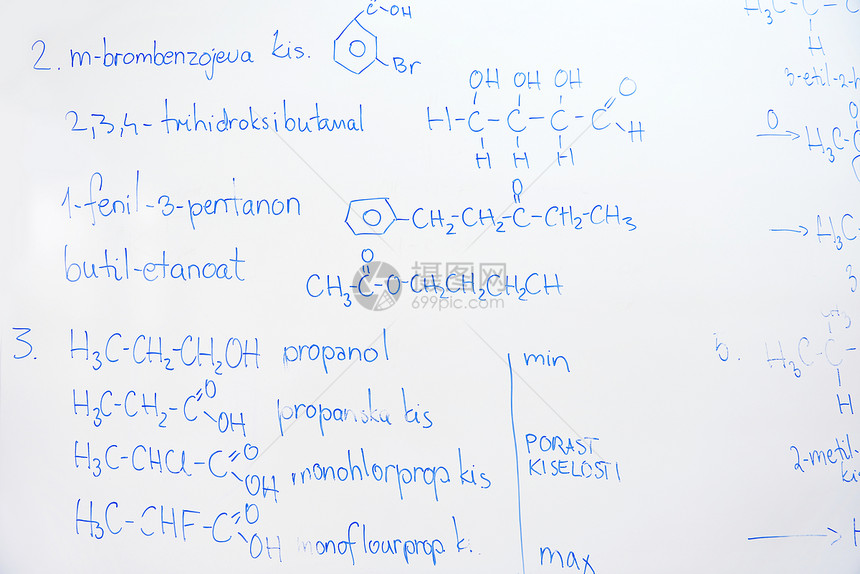 学校课堂背景中白板上的抽象科学化学分子结构图片