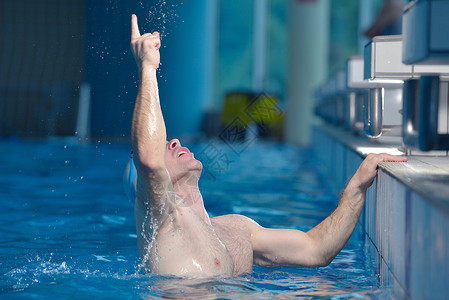 再造健康健身生活方式的与轻运动员游泳重新室内奥林匹克游泳池背景